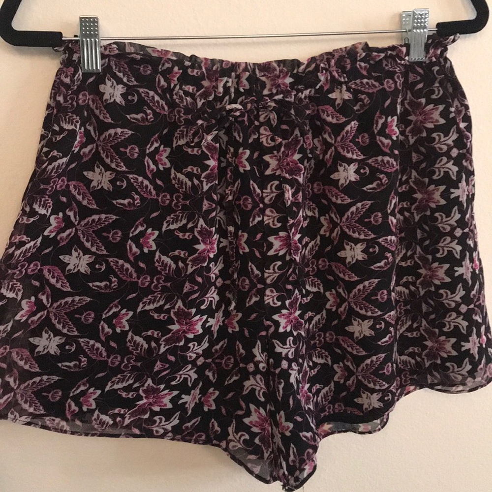 CHELSEA28 Floral Chiffon Tie Short in Fuchsia/Black